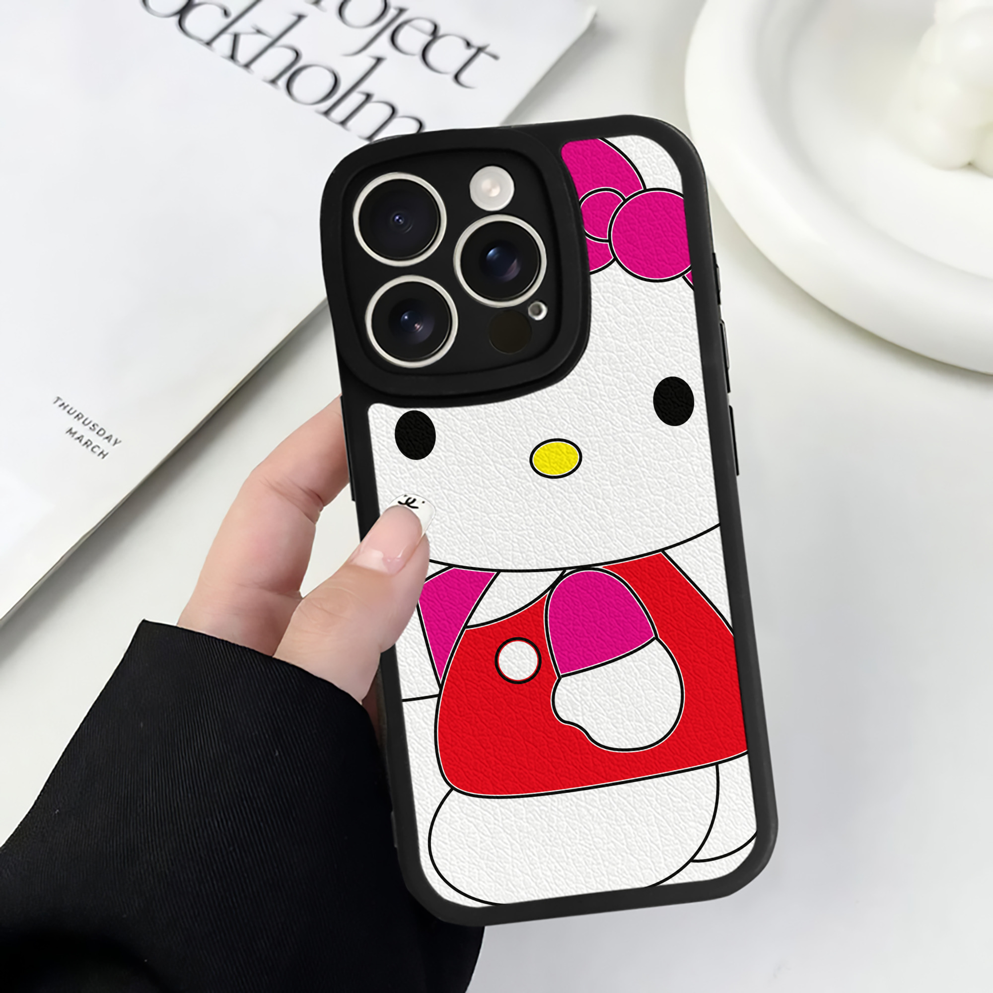 （画像用） Hello Kitty ハローキティ 【iPhone 16シリーズ対応】シリコンスマホケース（レザー調） 材質：シリコン